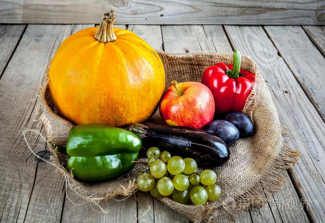 水果和蔬菜与秋季复古静物的南瓜